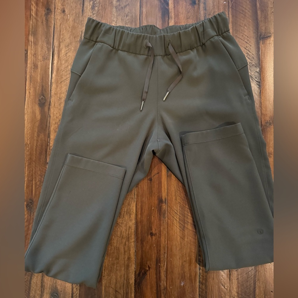 Lululemon on the fly 7/8 pants, hunter green.
